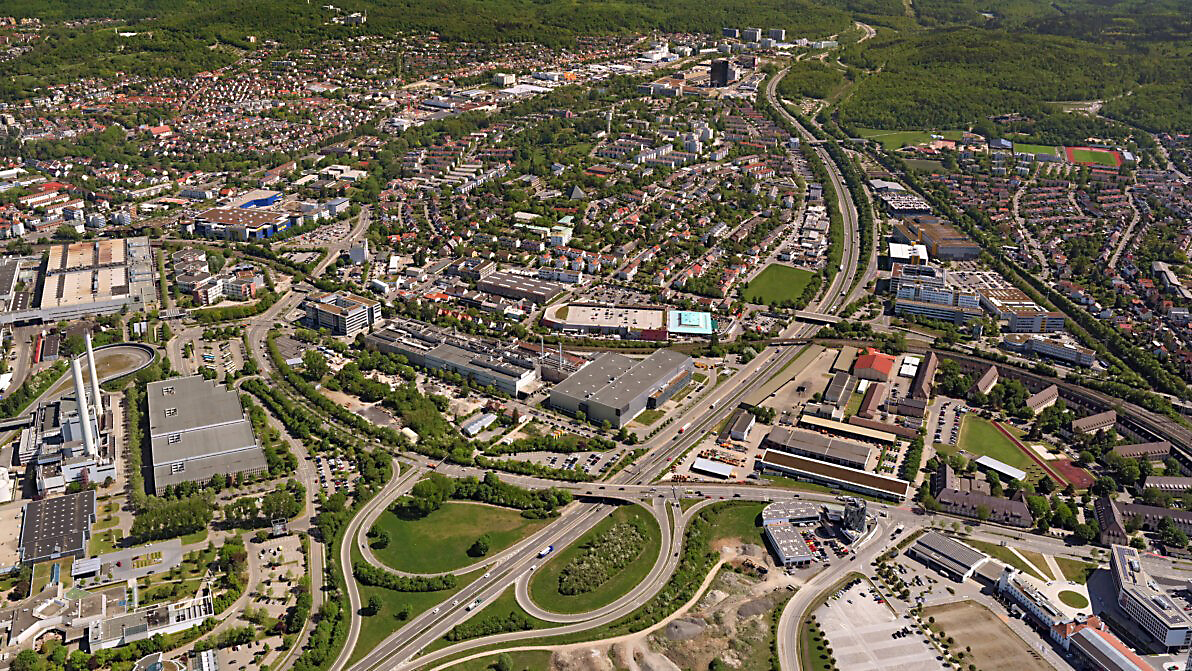Mit dem Abriss der Eisenbahnbrücke zwischen Hornbach und dem Technischen Betriebshof kommt der Ausbau der A 81 langsam ins Rollen.  Bild: Degesi