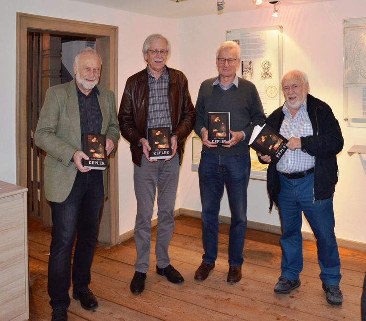 Präsentieren das neue Kepler-Buch: Wolfgang Pleithner, Prof. Klaus Werner ( Vorsitzender der Kepler-Gesellschaft), Hermann Faber, Wolfgang Schütz (von links). Es fehlt: Thomas Balzer