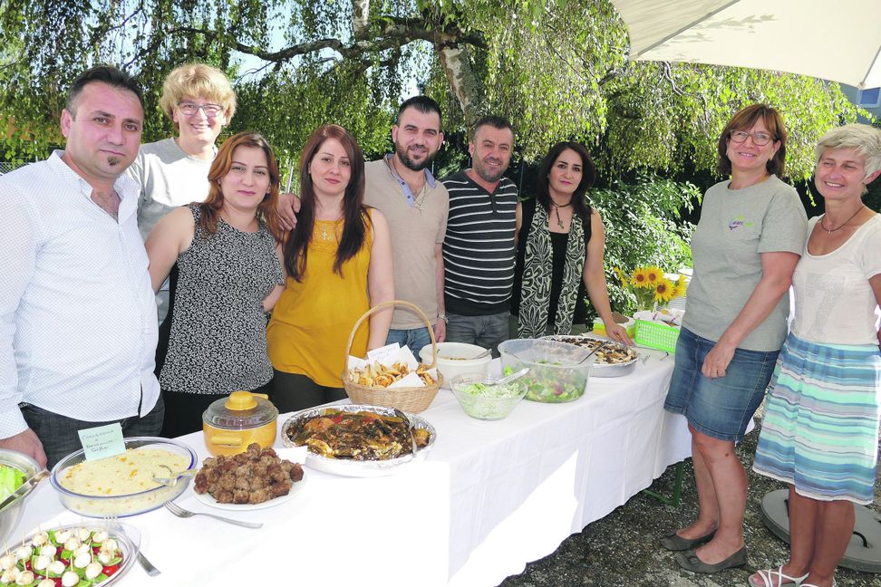 Dieses Büfett kann sich sehen lassen. Das Sommerfest des Arbeitskreises Asyl im Garten des Gemeindehauses Laurentius war ein voller Erfolg. Bild: Lück