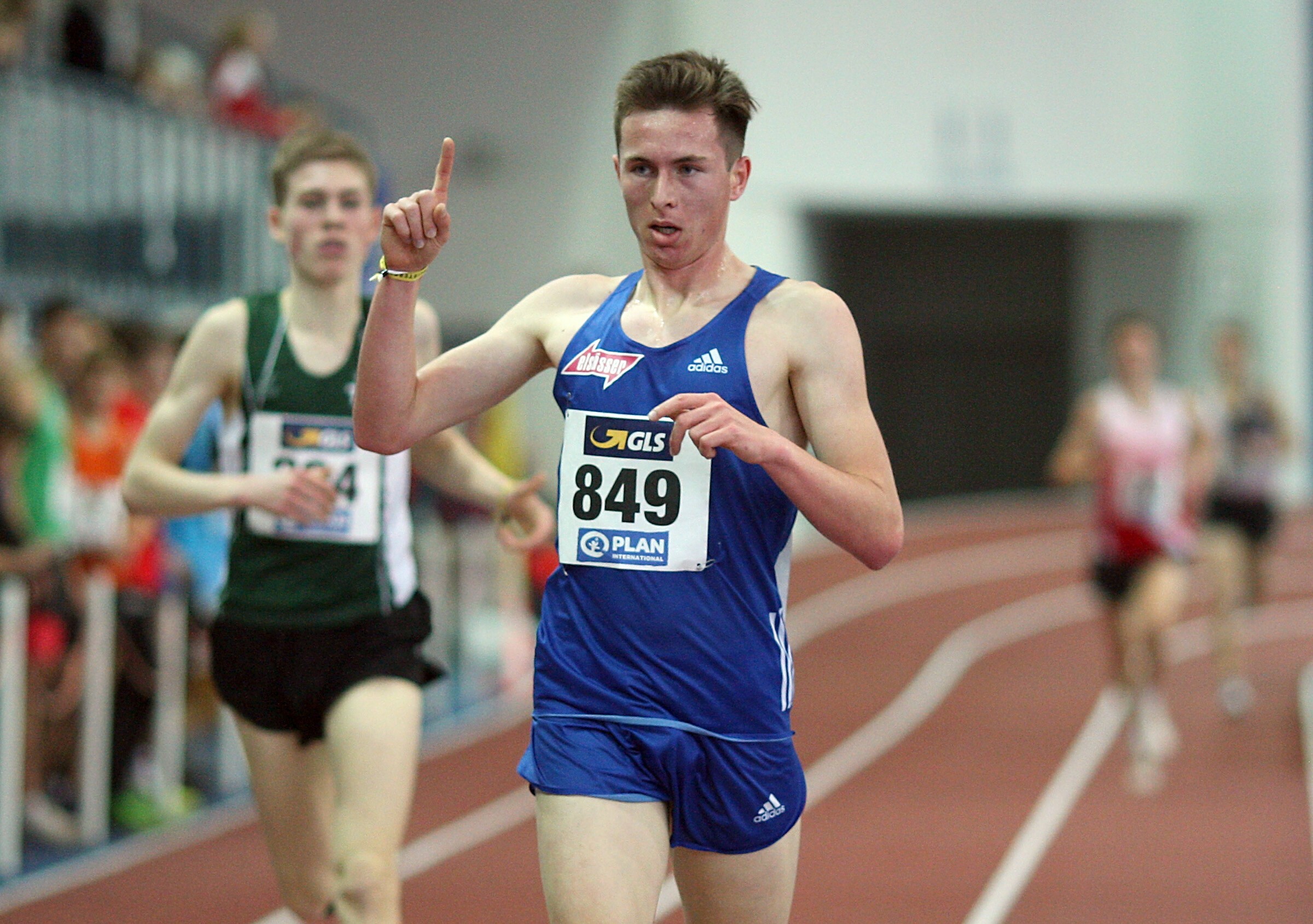 Die klare Nummer eins: Paul Specht vom VfL Sindelfingen holt sich bei den Deutschen Hallen-Leichtathletik-Meisterschaften der Jugend in Neubrandenburg souverän den Titel über die 3000-Meter-Strecke.  Bild: Ralf Görlitz