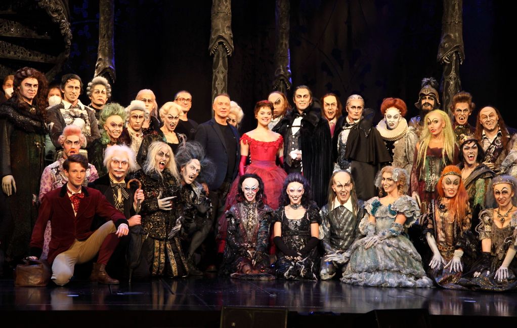 Die Stuttgatrer Cast von Tanz der Vamire um Regisseur Cornelius Baltus (Bildmitte).
