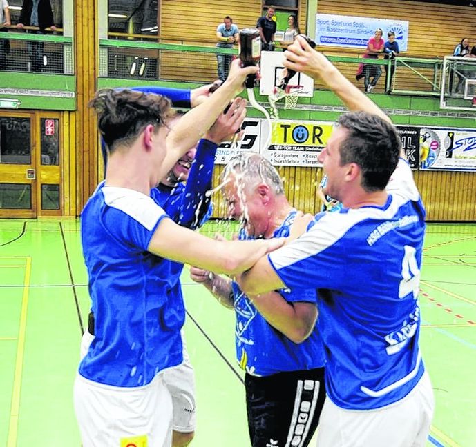 Bierdusche für Trainer Volker Blumenschein. Nach dem Sieg gegen Altenstadt brechen bei den HSG-Handballern alle Dämme. Bild: Photo 5