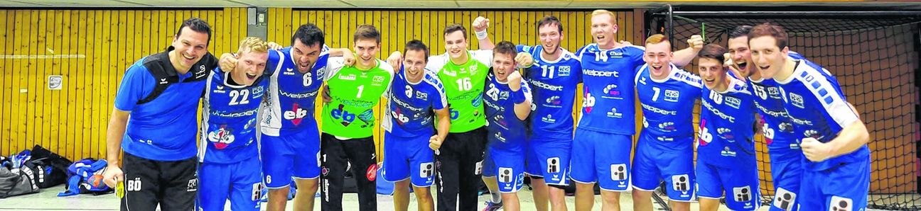 So sehen Sieger aus: Die Handballer der HSG Schönbuch feiern ihren Erfolg in der Böblinger Murkenbachhalle.  Bild: automotorart
