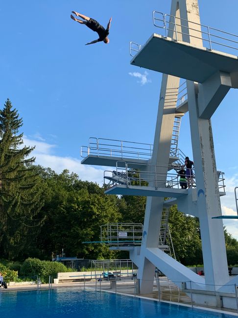 Akrobatisch vom Zehner: Beim Splashdiving gehört auch eine gehörige Portion Mut dazu. Bild: Holzapfel/A