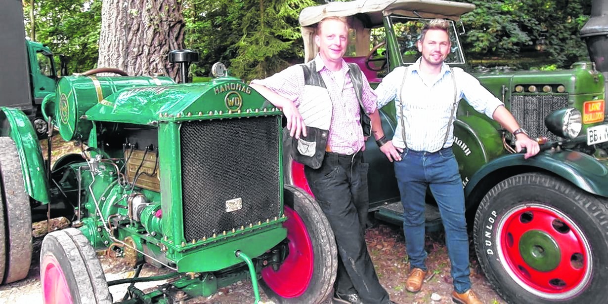 Zwei historische Traktoren präsentieren Jürgen Gfrörer (links) und Heiko Widmann bei „Oldtimer trifft Klassik“ – einen Hanomag WD aus dem Jahr 1927 und einen Lanz Bulldog aus dem Jahr 1937. Bild: Staber