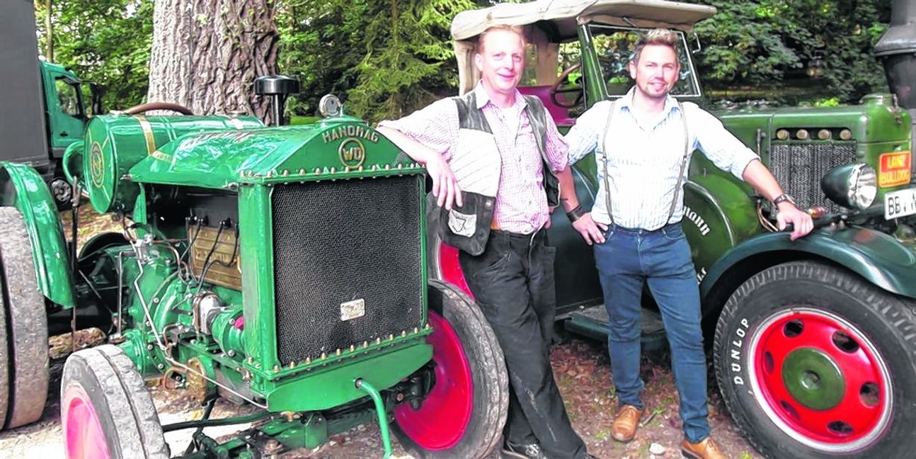 Zwei historische Traktoren präsentieren Jürgen Gfrörer (links) und Heiko Widmann bei „Oldtimer trifft Klassik“ – einen Hanomag WD aus dem Jahr 1927 und einen Lanz Bulldog aus dem Jahr 1937. Bild: Staber
