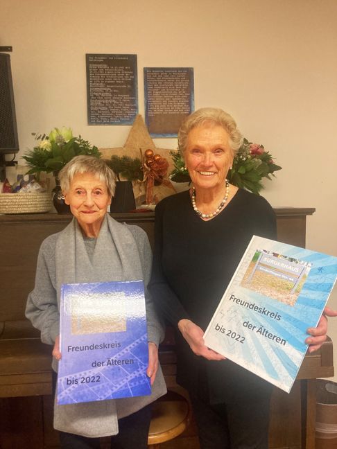 Ursula Kächele und Elisabeth Schink haben zum Abschied ein Fotoalbum bekommen. Es dokumentiert viele Vorträge und Reisen, die der Freundeskreis der Älteren gemeinsam erlebt hat.