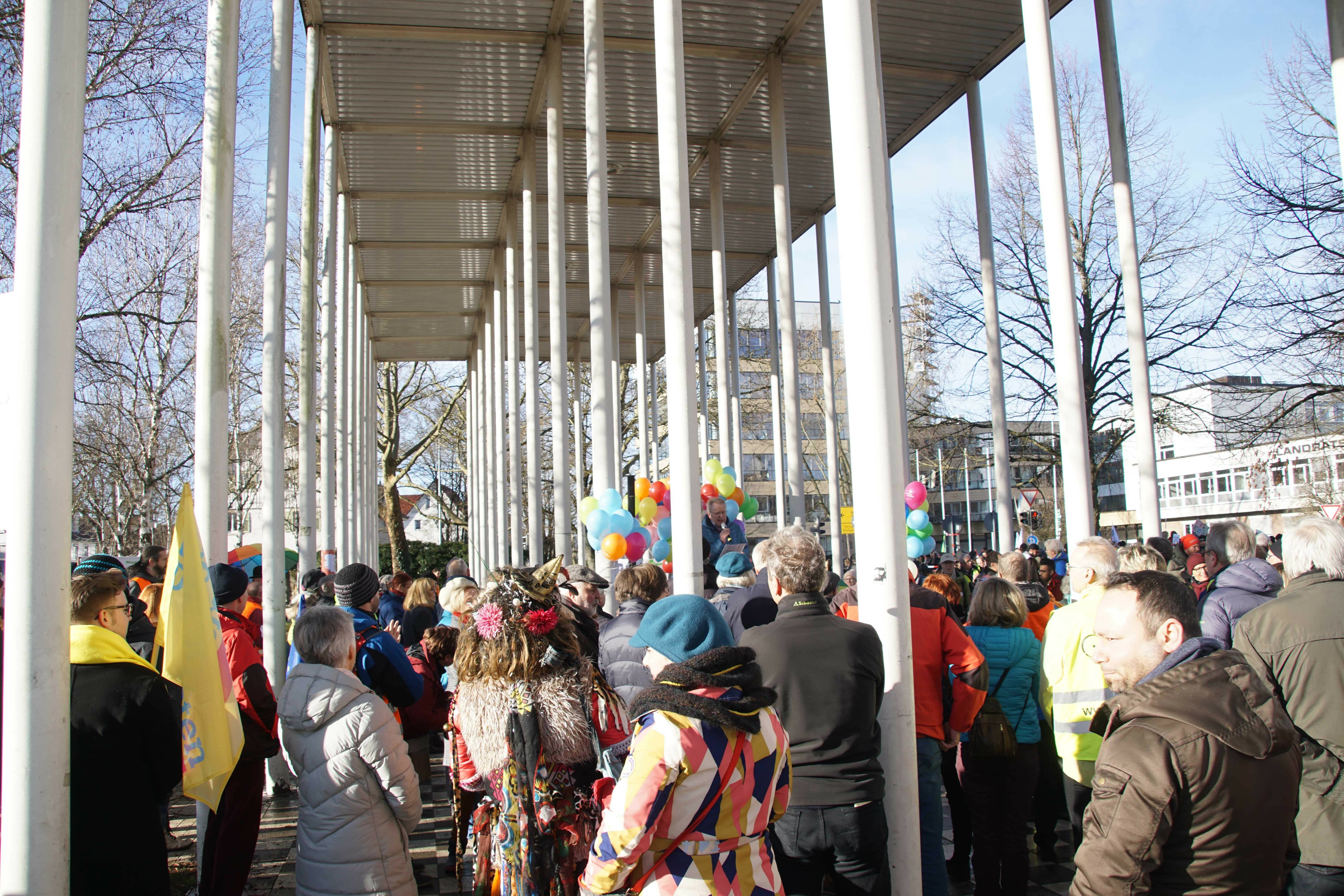 Bunt und friedlich – vor allem auch die Kundgebung des Bündnisses „Buntes Böblingen“ unterm Dach der Wandelhalle.  Bilder: Dettenmeyer