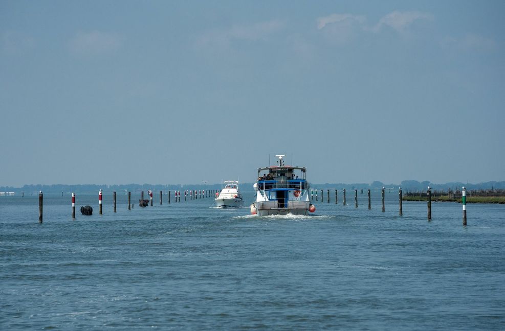 In der vorgeschriebenen Fahrrinne hinaus aufs Meer. Foto: Maren Recken