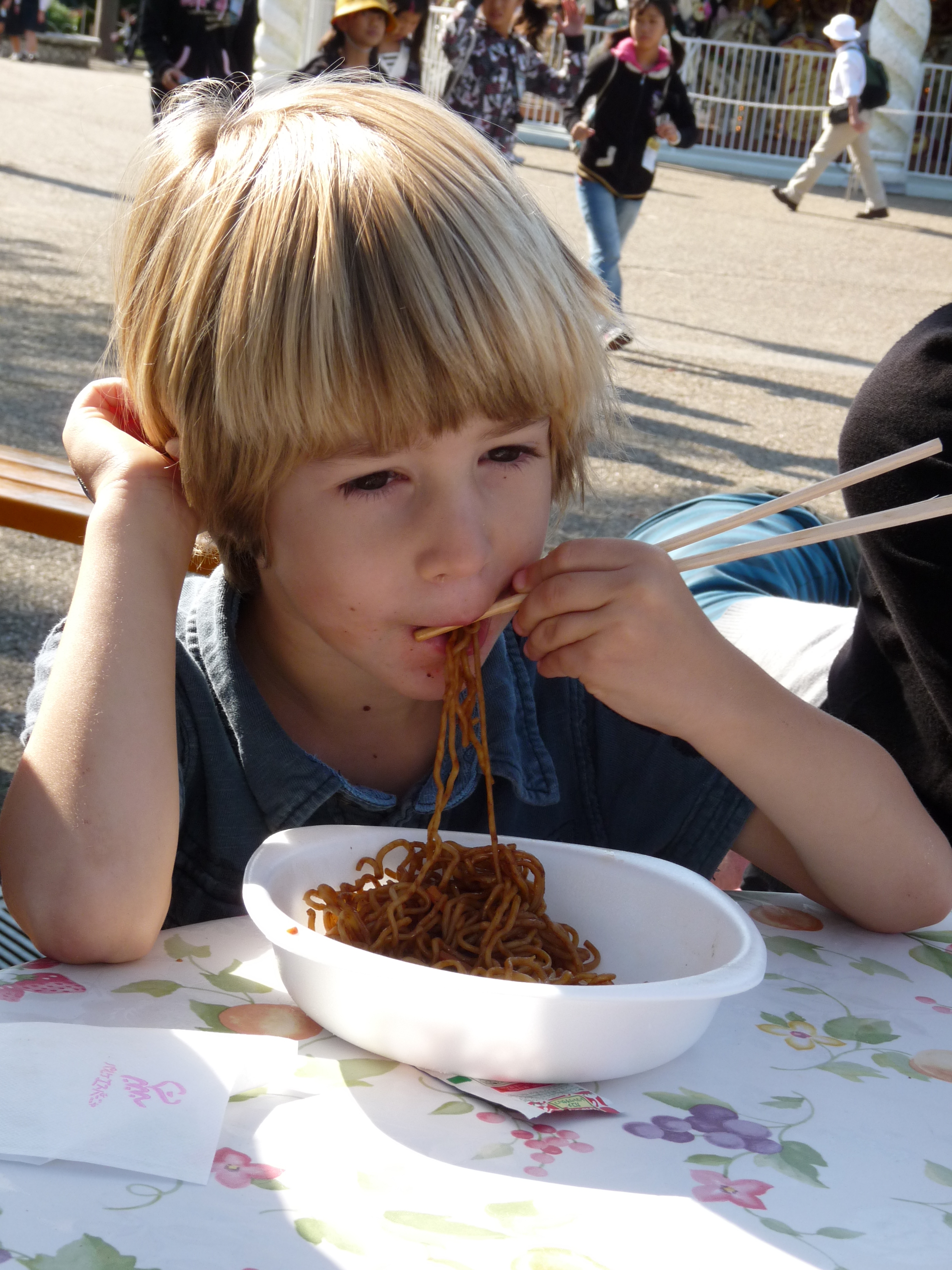 Für Europäer ist das Schlürfen einer japanischen Suppe mit Stäbchen eine echte Herausfoderung. Bild: Lucinde Hutzenlaub