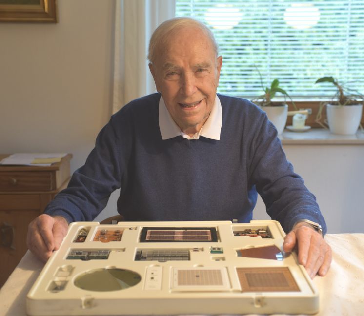 Wilhelm Pfeffer mit einem Koffer voller Computer-Innereien. Bild: Reichert