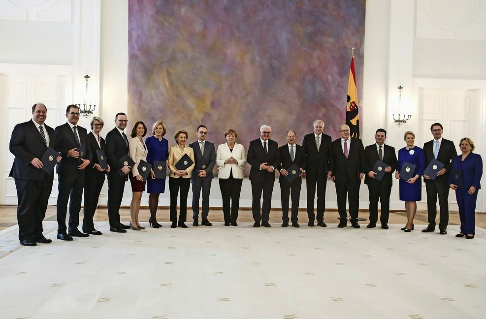 Angela Merkel und ihr ursprüngliches viertes Kabinett bei Bundespräsident Frank-Walter Steinmeier. Katharina Barley und Ursula von der Leyen verabschiedeten sich später nach Brüssel.
 Foto: imago/
