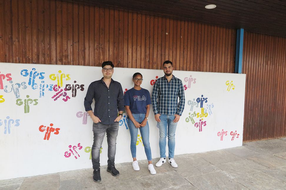 Amin Heidari, Mariama Klotz, Soheil Abdollahi (von links) und Kholoud Zineh (fehlt auf dem Foto) haben als erste Schüler aus den Vorbereitungsklassen am Pfarrwiesen Gymnasium ihr Abitur bestanden.  Bild: Groß