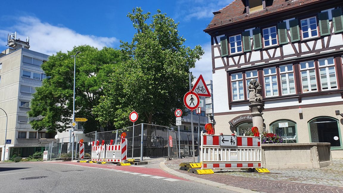 Eigentlich sollte die Baustelle in der Oberen Vorstadt bis August bleiben. Doch es stehen mehr Arbeiten an als geplant. Bild: Wegner