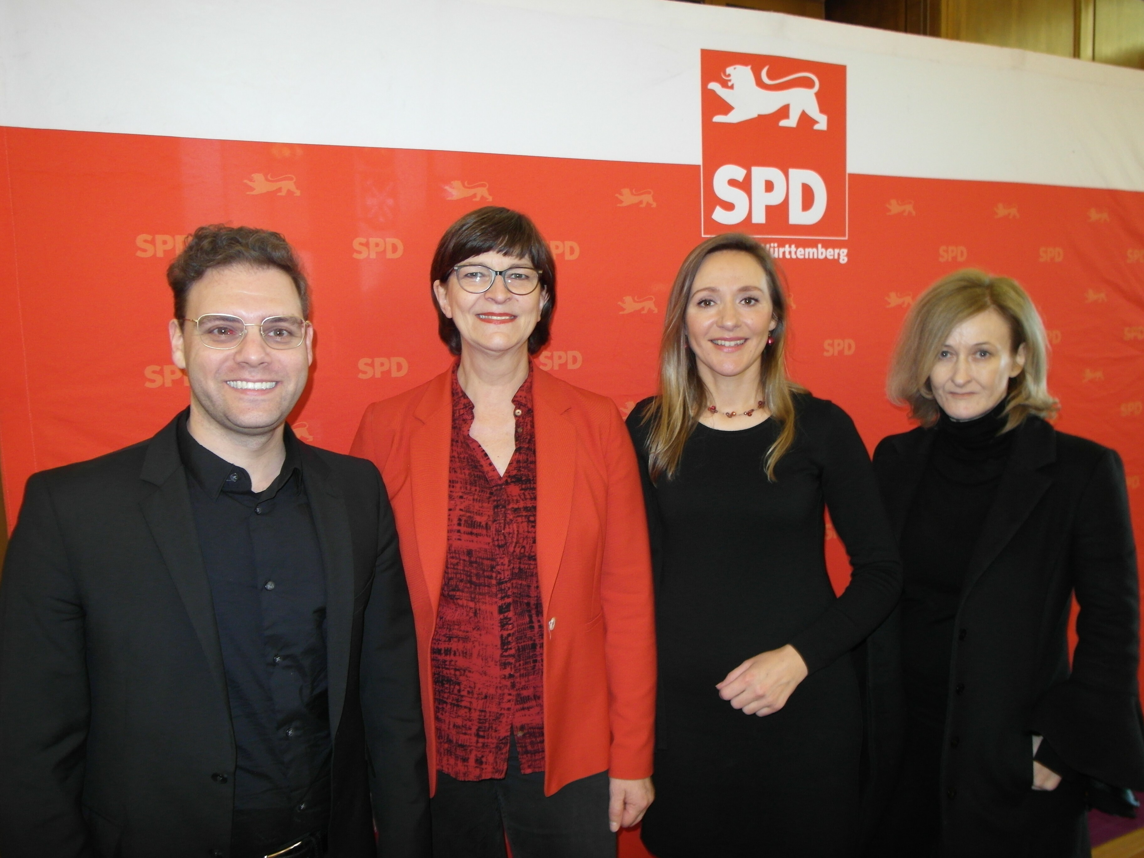 Hoher Besuch bei der Böblinger SPD: (von links) Fraktionschef Florian Wahl, die Bundesvorsitzende Sakia Esken, die Kreisvorsitzende Jasmina Hostert und die Stadtverbandsvorsitzende Christine Knauf.  Bild: Staber