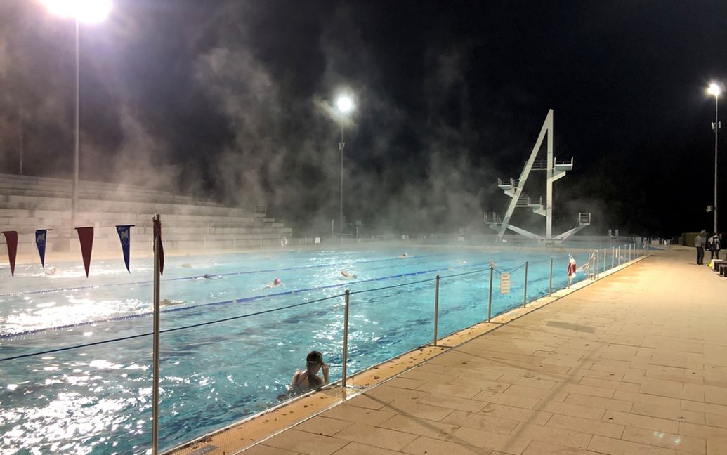 Frostiger Saisonabschluss im Sindelfinger Freibad lockt hartgesottene Schwimmer ins warme Nass. Bild: z