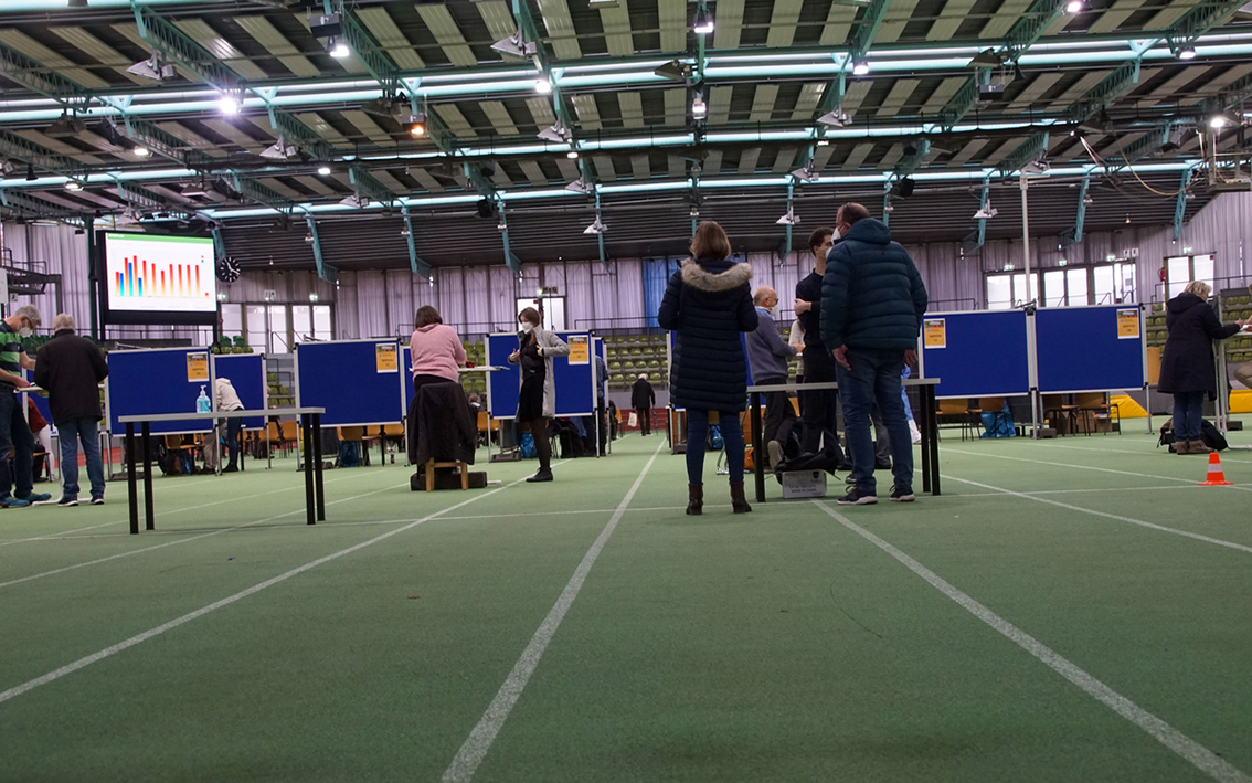 Das erste Wochenende des Impf-Marathons im Glaspalast lief wie am Schnürchen. 7075 Impfungen – Sindelfingen schaltet beim Boostern den Turbo ein. Bild: Hamann