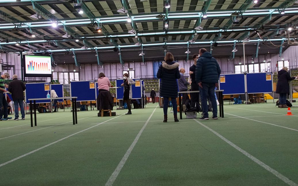 Das erste Wochenende des Impf-Marathons im Glaspalast lief wie am Schnürchen. 7075 Impfungen – Sindelfingen schaltet beim Boostern den Turbo ein. Bild: Hamann