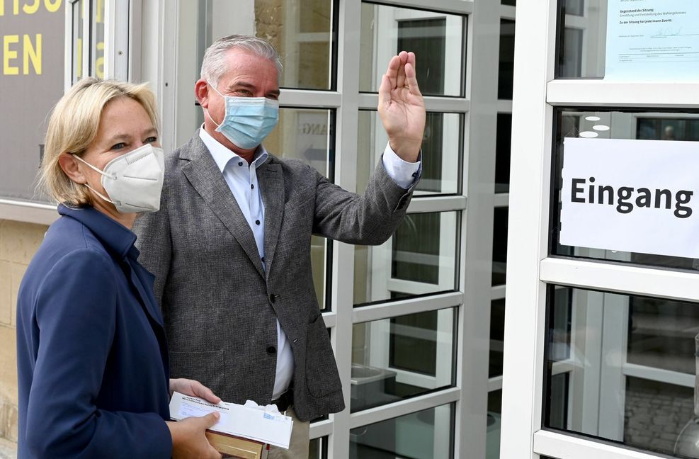 Thomas Strobl, der Chef der Landes-CDU, und seine Ehefrau Christine Strobl, vor dem Wahllokal in Heilbronn.
 Foto: dpa/Bernd Weißbrod