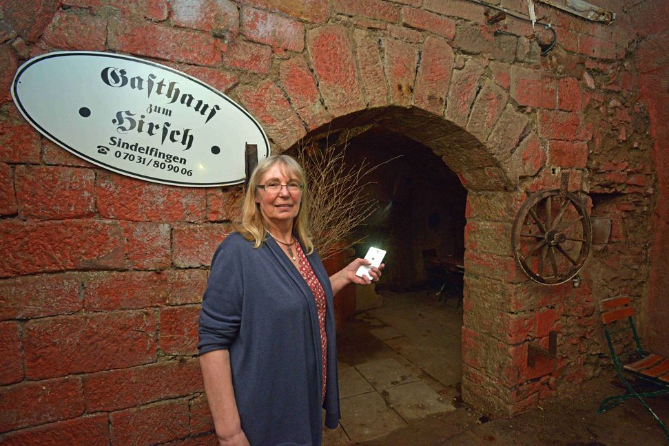 Sylvia Weller-Pahl in den schon seit Jahrzehnten für die Öffentlichkeit geschlossenen Hirsch-Kellern: Die Stadtführerin, die vor Jahren eine Tour durch die Keller im Sindelfinger Zentrum ausarbeitete, hat im Gasthof, in dem das Wirts-Paar Monika und Claus-Peter Giffhorn Ende des Monats aufhören, über die bewegte Geschichte des Lokals gesprochen.	Bild: Stampe
