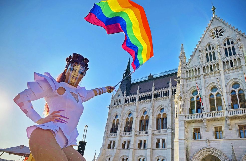 Die Regenbogenfahne steht für Akzeptanz und für die Vielfalt von Lebensformen. Jetzt wird sie zum Politikum.
Foto: dpa/Bela Szandelszky
