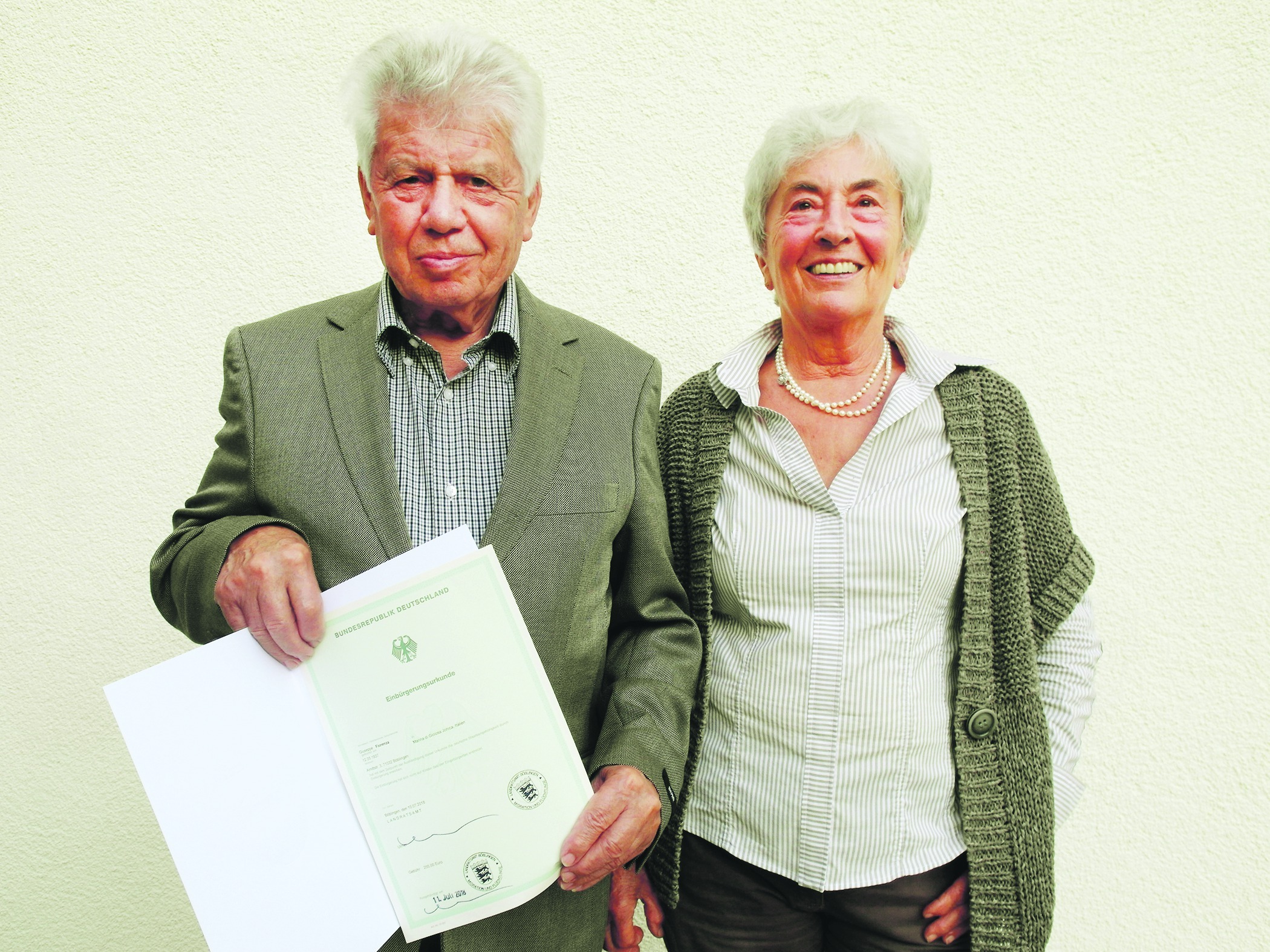 Giuseppe und Franca Fiorenza haben neben dem italienischen Pass nun auch einen deutschen Pass. Das ist für den 81-Jährigen ein wichtiges Zeichen der Anerkennung.  Bild: Staber
