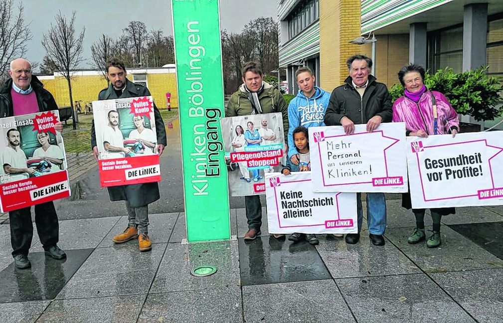 Vor dem Böblinger Krankenhaus demonstrierten die Mitglieder der Linken mit Spruchbändern für eine bessere Bezahlung von Krankenschwestern und Pflegern.  Bild: z