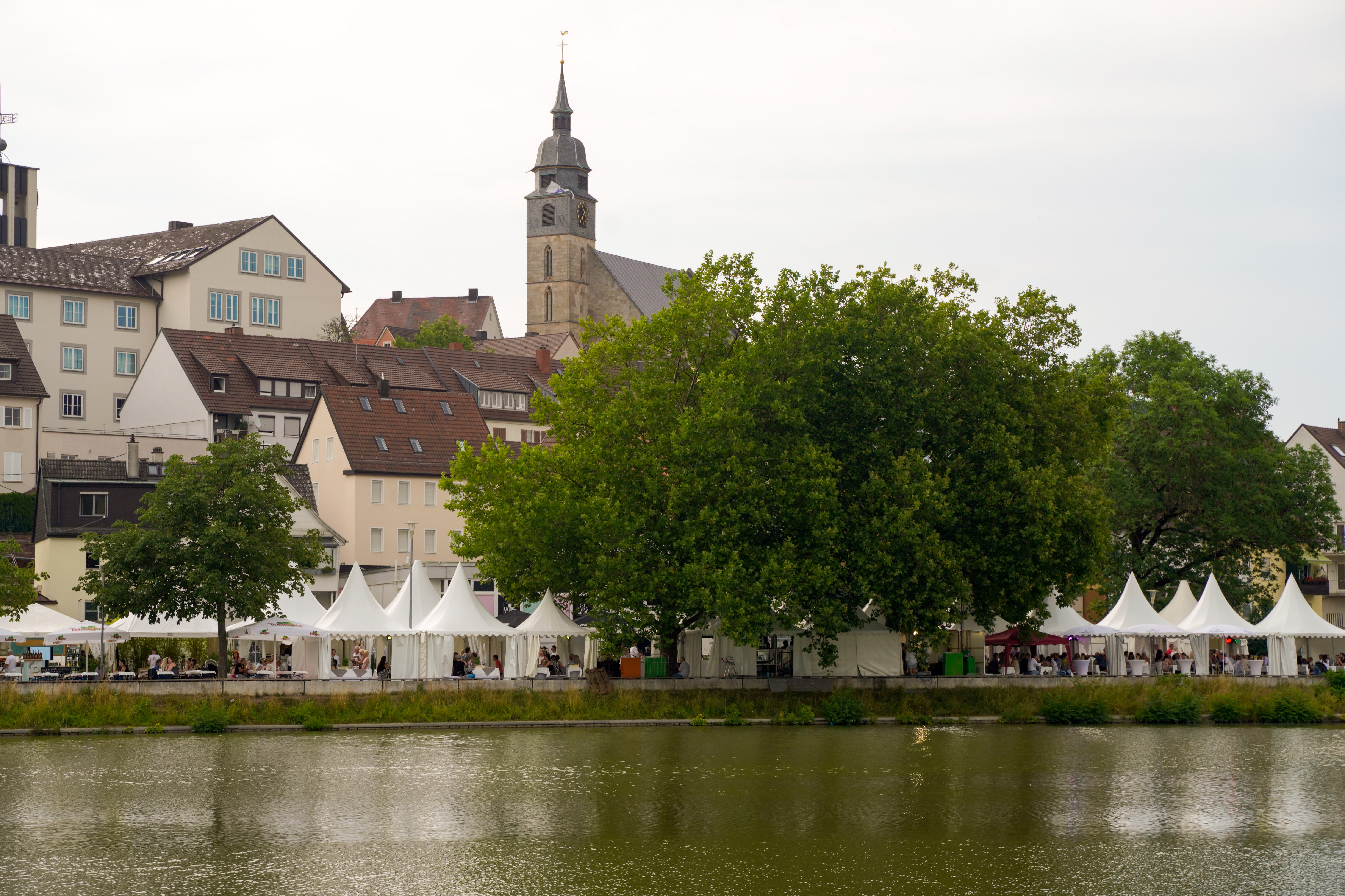 In der kommenden Woche landen wieder die weißen Zelte zu Schlemmen am See ein. Bild: Dettenmeyer/A