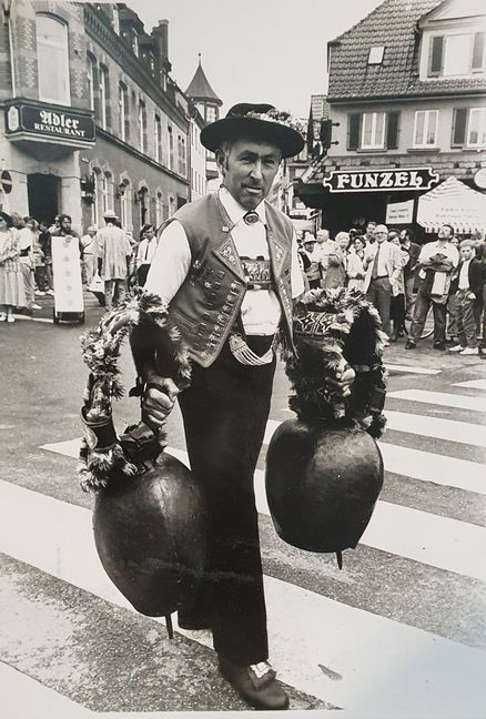 Straßenfest mit Kuhglocken: 1989 führt noch ein Zebrastreifen über die Straße in der Unteren Vorstadt bei der Funzel.      Bild: Stampe/A