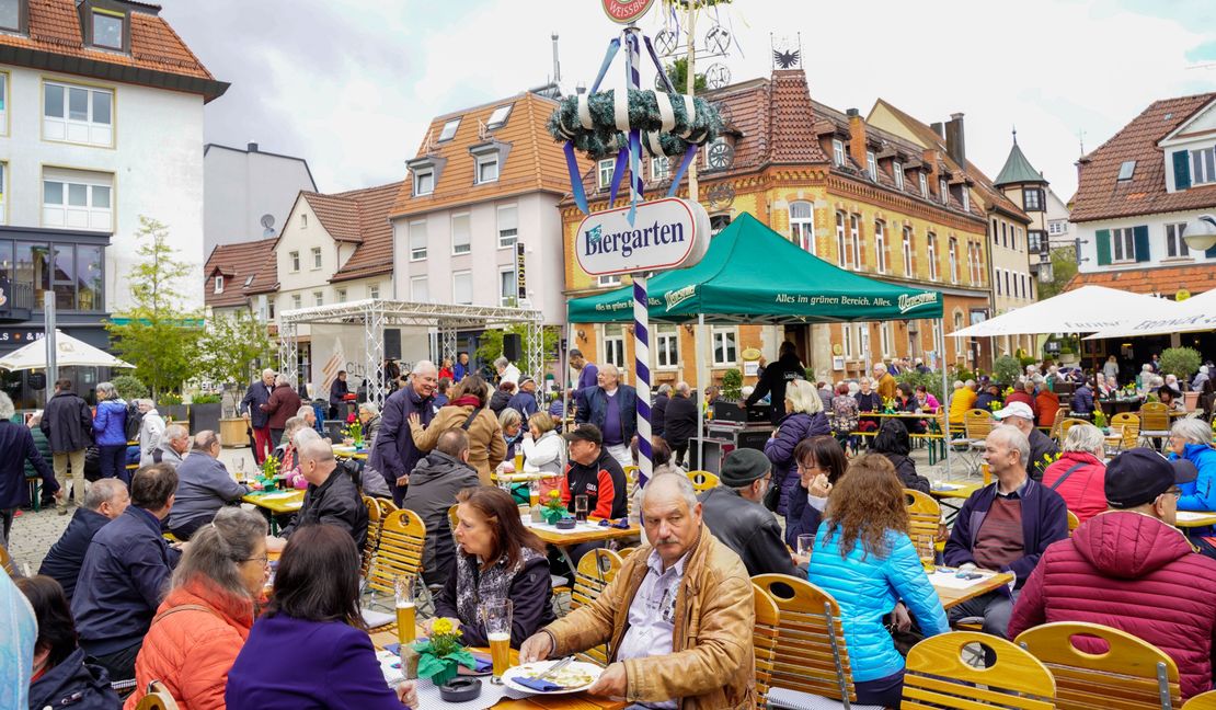 Die Maihocketse ist immer ein Magnet und läutet in Sindelfingen das Pfingsttreffen der Jahrgänge ein.    Bild: Dettenmeyer/A
