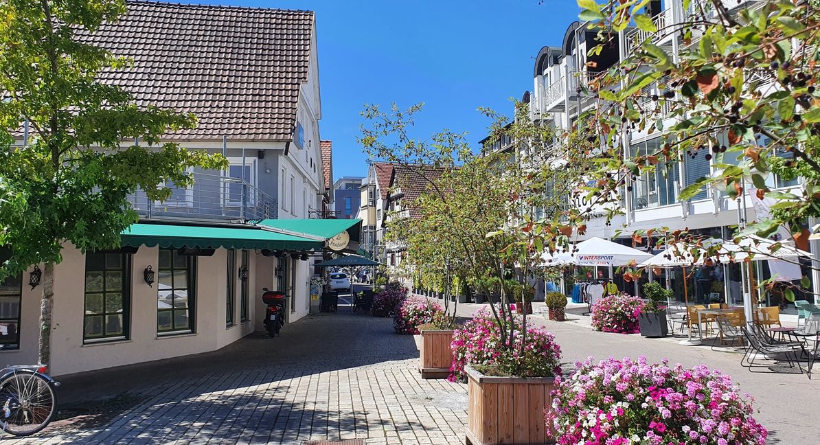 Die Wettbachstraße heute, Blickrichtung stadtauswärts. Links ist noch ein Teil des Wettbachplatzes zu sehen. Zunächst das ehemalige Ristorante Tris, mit dem kleinem Dach dahinter das Piccolo, rechts das Sportfachgeschäft Klotz.     Bild: Wegner