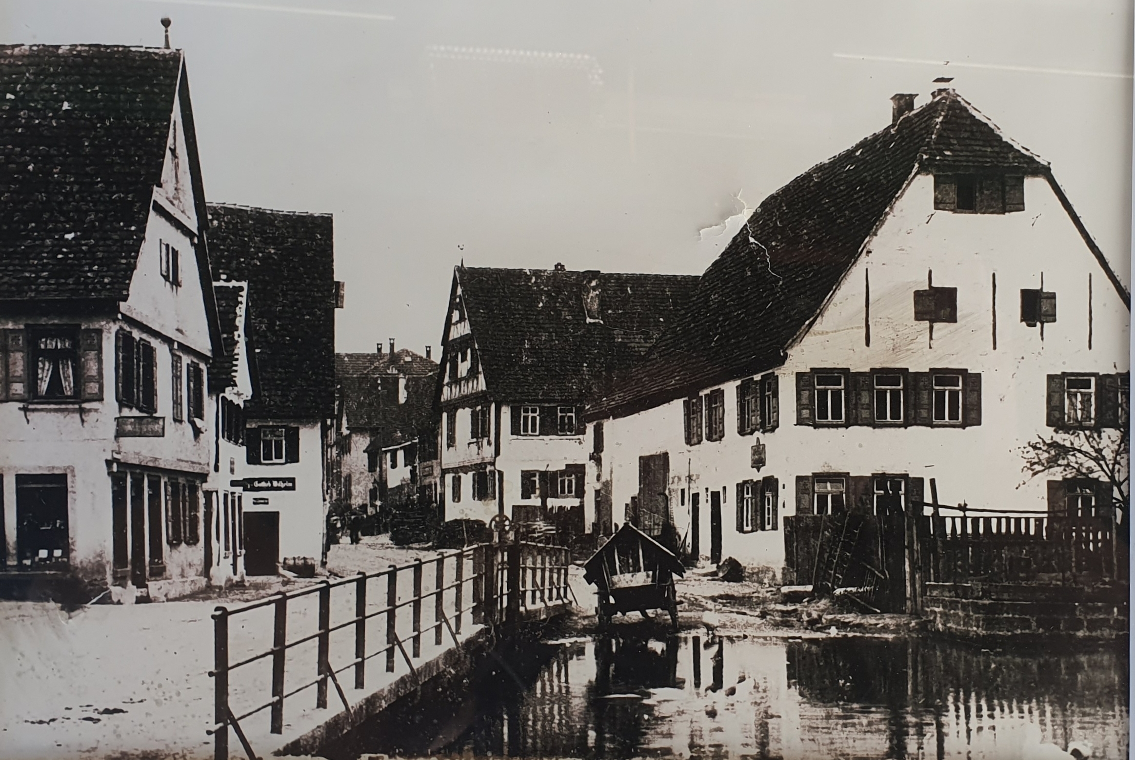 Datum und Fotograf sind unbekannt. Das Bild zeigt die Wettbachstraße stadtauswärts, hängt heute im Come Sempre und ist auch im neuen Sindelfingen-Buch von Norbert Frick zu sehen. Links im Vordergrund das Haus, in das später das Tris einzog und dahinter mit dem kleinen Dach das heutige Piccolo. Das Wasser liegt heute unter dem Pflaster.     Bild: Archiv