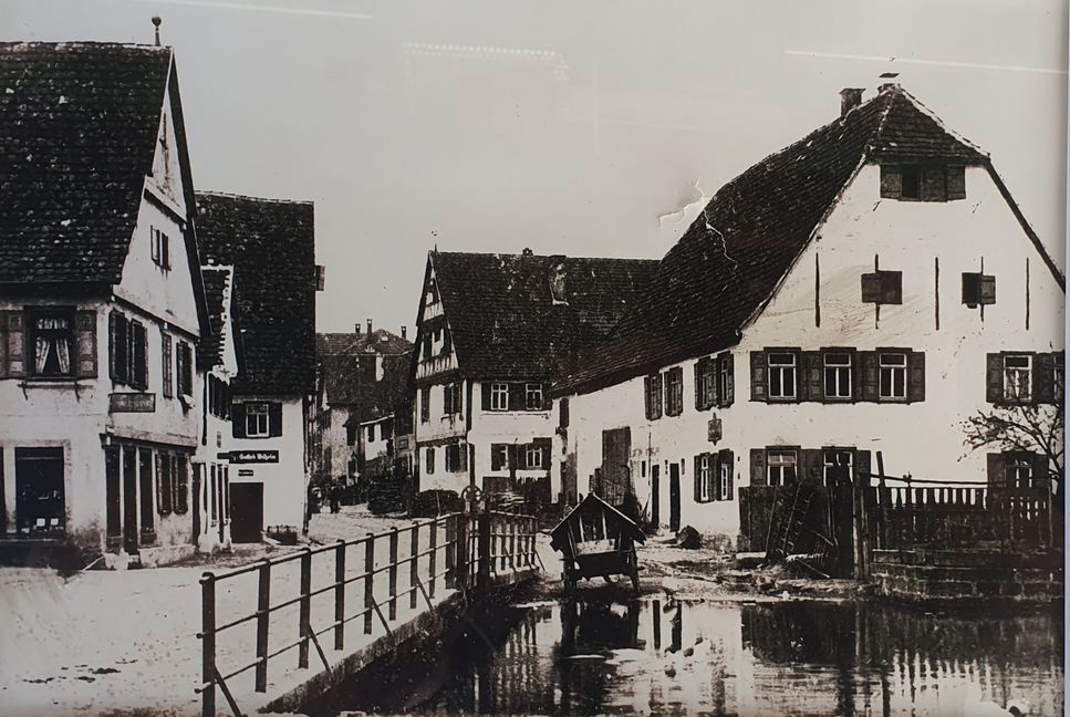 Datum und Fotograf sind unbekannt. Das Bild zeigt die Wettbachstraße stadtauswärts, hängt heute im Come Sempre und ist auch im neuen Sindelfingen-Buch von Norbert Frick zu sehen. Links im Vordergrund das Haus, in das später das Tris einzog und dahinter mit dem kleinen Dach das heutige Piccolo. Das Wasser liegt heute unter dem Pflaster.     Bild: Archiv
