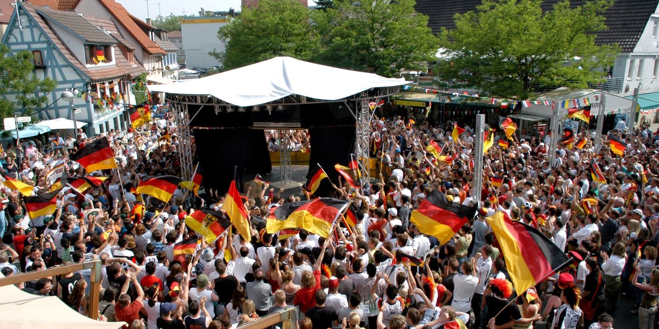 Public Viewing beim Fußball-Sommermärchen der Weltmeisterschaft 2006.     Bild: Photostampe/A