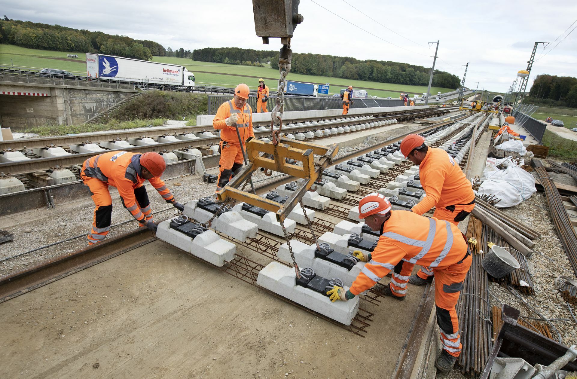 Derzeit sind die Gleisbautrupps neben der A8 auf der Schwäbischen Alb unterwegs.