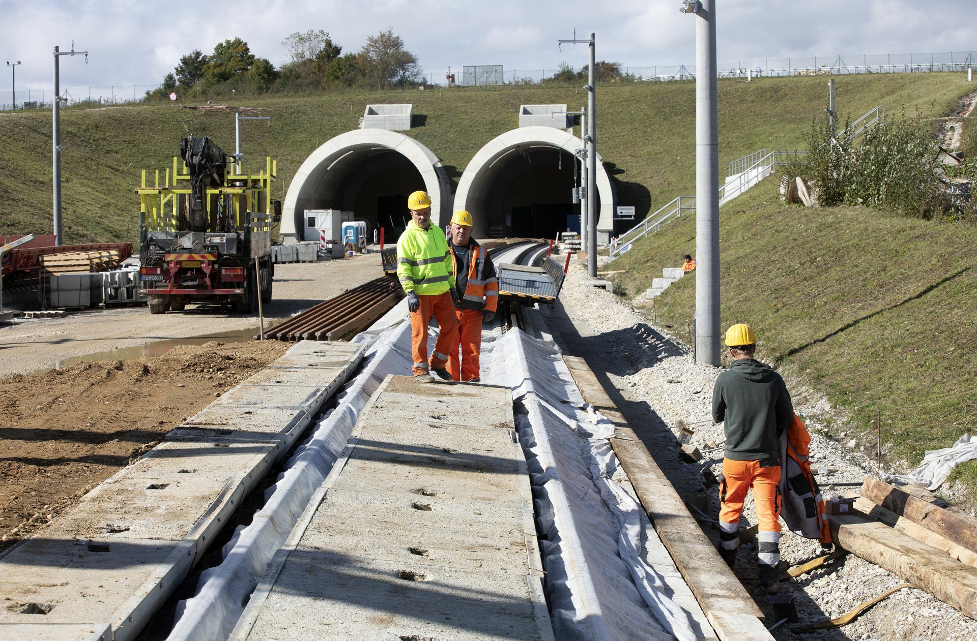 Die Gleise liegen bereits im Bereich des Steinbühltunnels, der von der Alb hinunter ins Filstal führt.