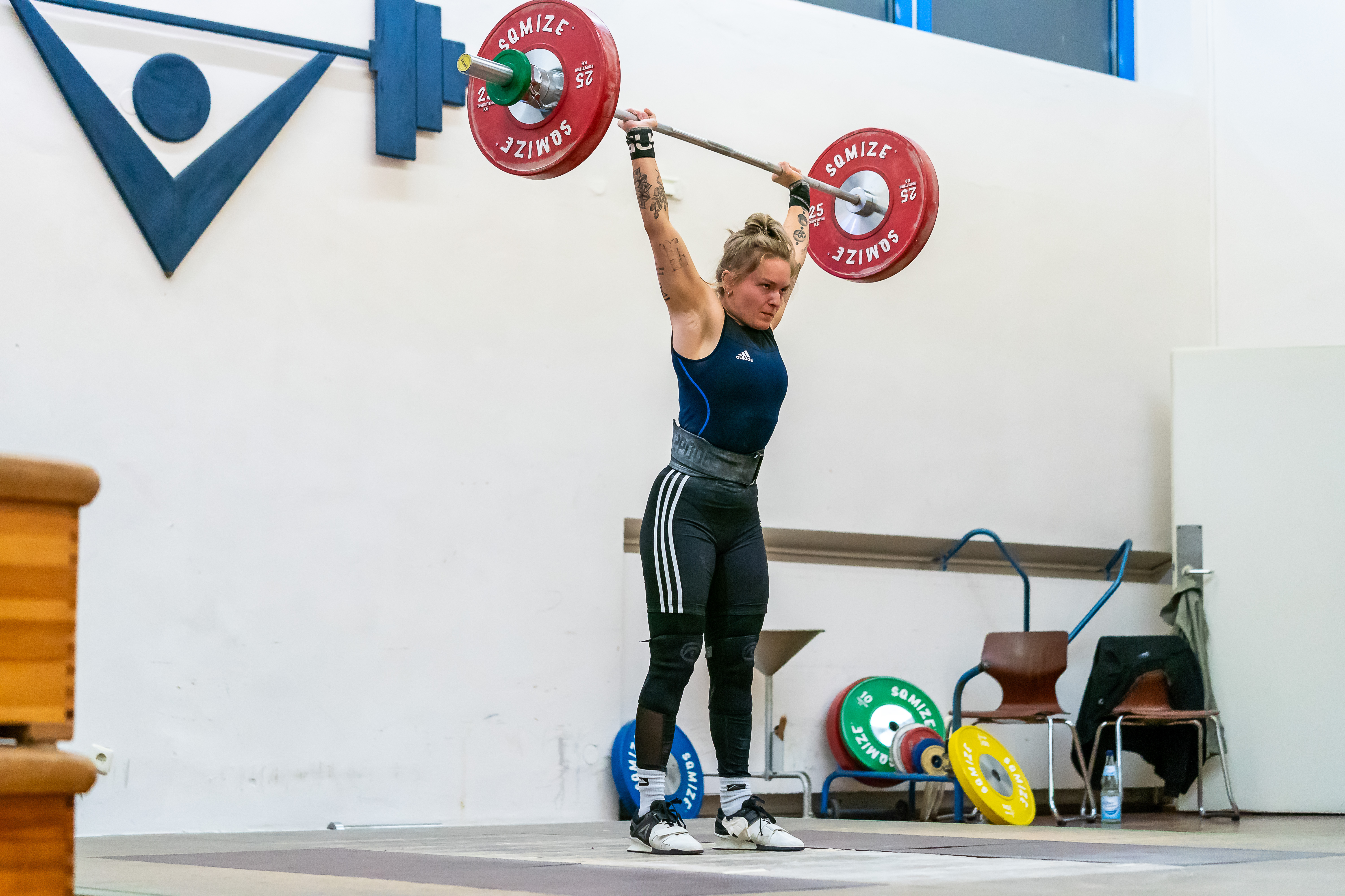 Sarah Dosdall hält ihre neue Bestleistung von 72 Kilogramm im Stoßen über den Kopf. Bild: z