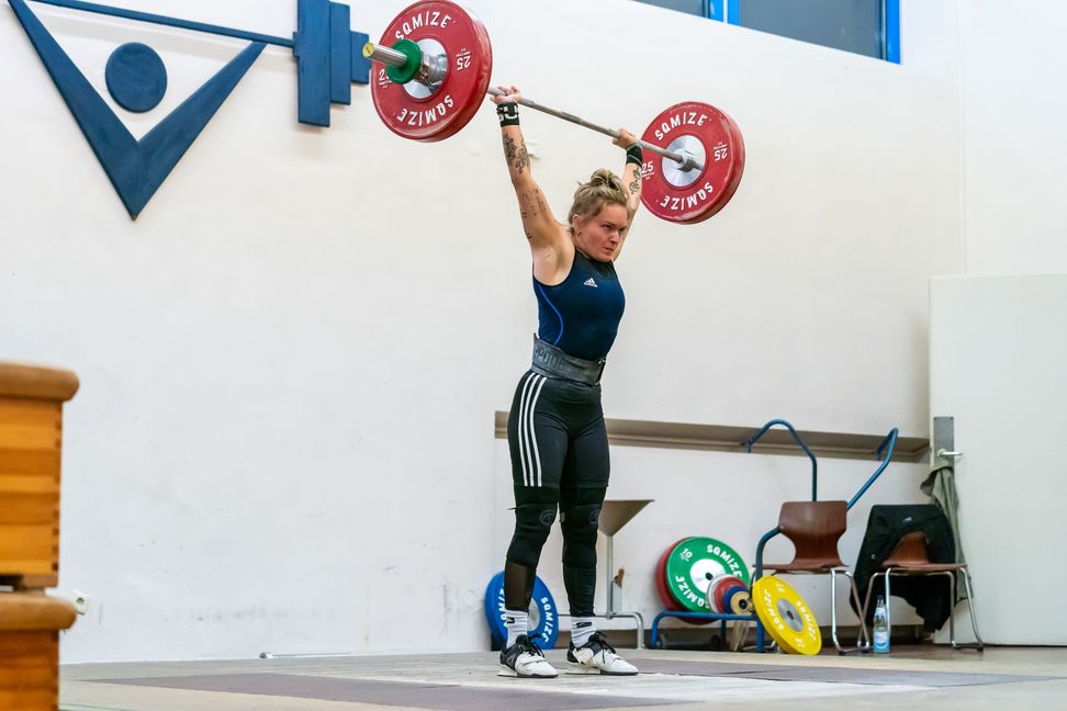 Sarah Dosdall hält ihre neue Bestleistung von 72 Kilogramm im Stoßen über den Kopf. Bild: z