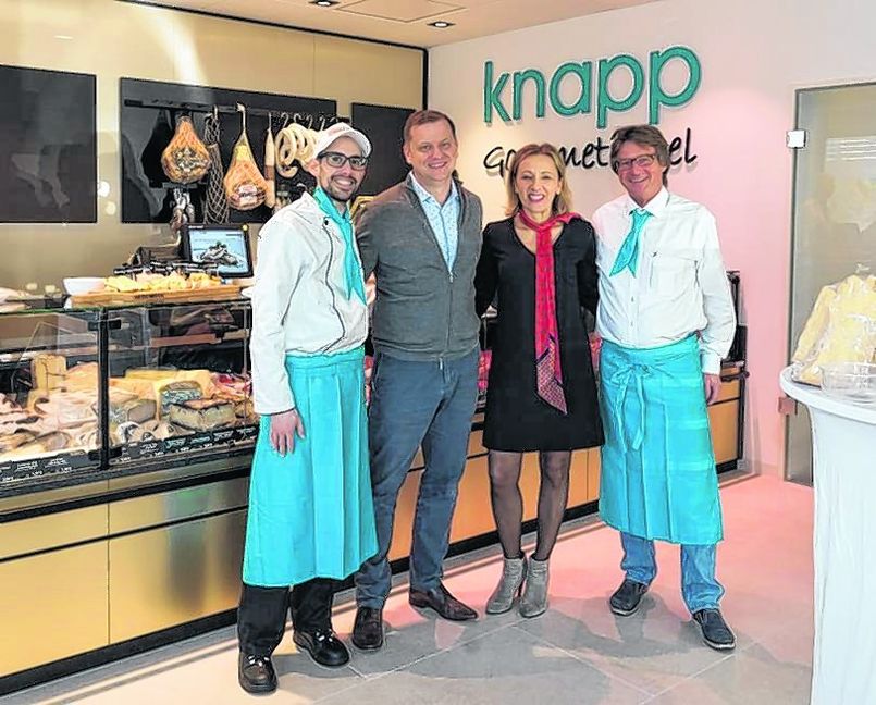 Ein Quartett für den Genuss: Genni Postiglion, Markus und Finka Knapp und Küchenmeister Uwe Fausel (von links).  Bild: Nüßle