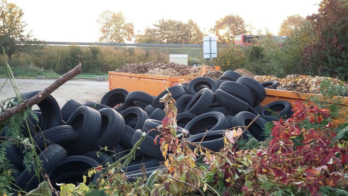 Immer häufiger werden im Landkreis illegal Bauschutt, Asbest-Platten oder Elektroschrott in freier Natur entsorgt. Im vergangenen Jahr landeten unter anderem rund 100 Autoreifen auf dem Häckeslplatz Gäufelden-Tailfingen. Bild: - z -
