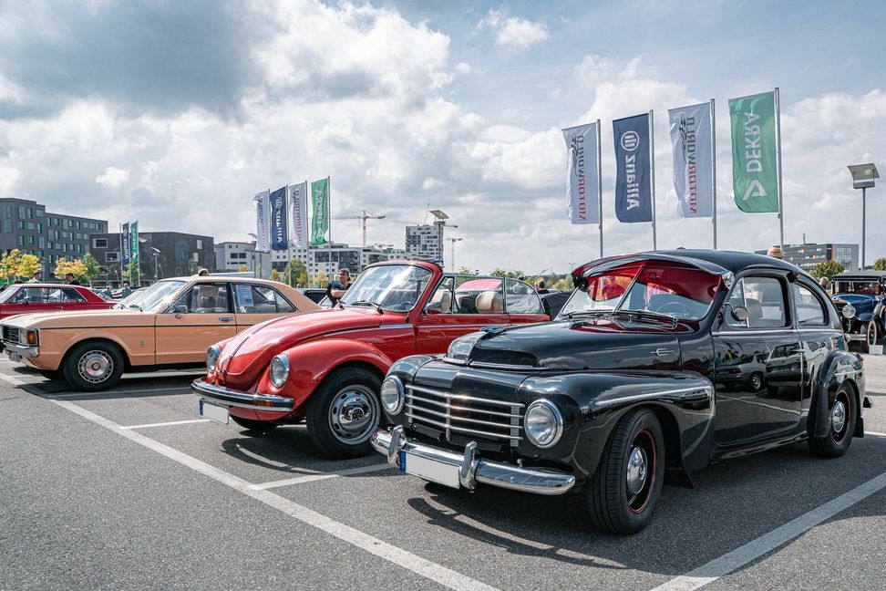 Alter Volvo, alter VW Käfer, alter Ford: Auch einstige Alltagsautos haben ihren besonderen Reiz.   Bild: J. Reichl