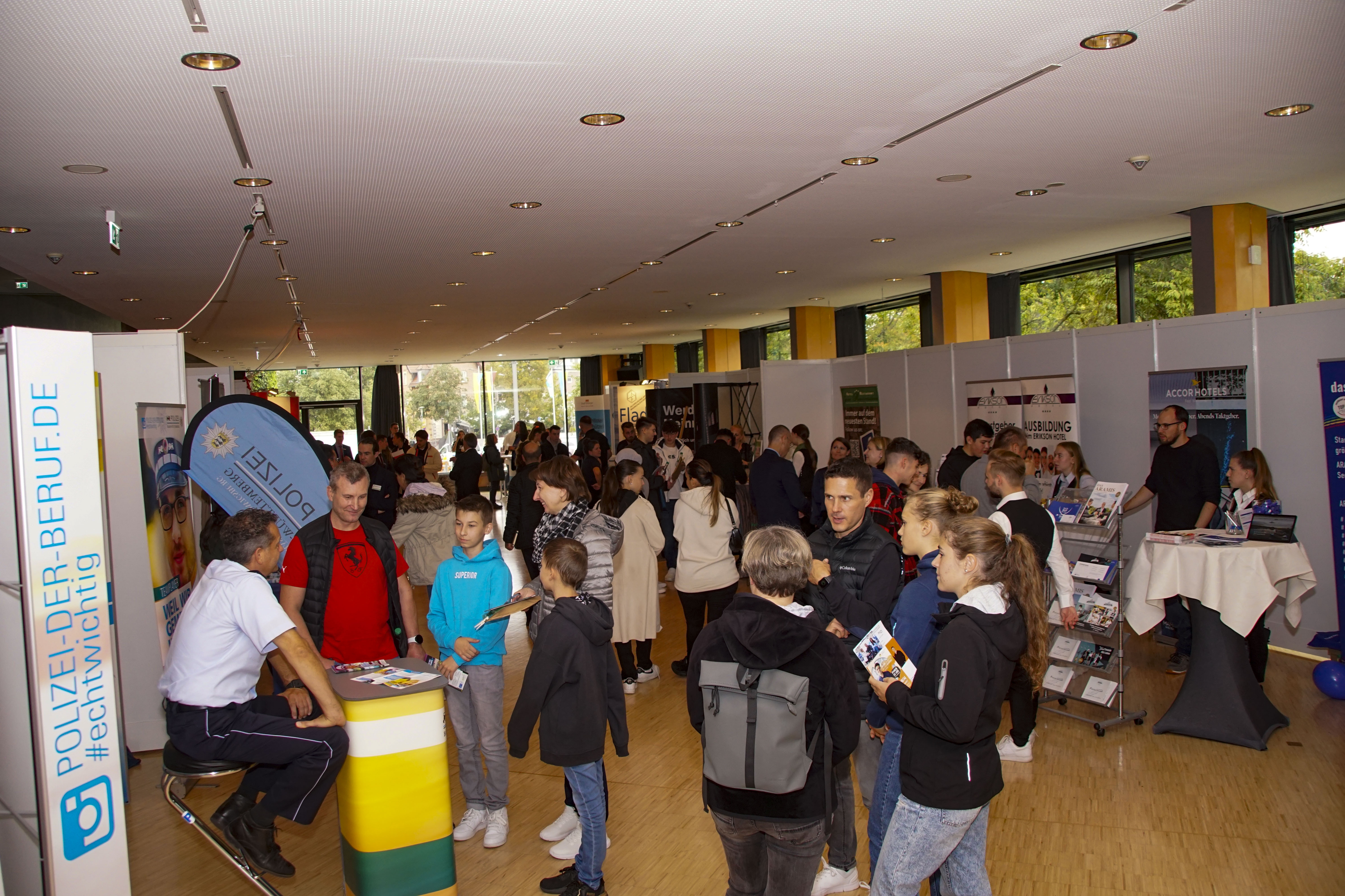 Guter Besuch, gute Gespräche: Die Azubi-Messe der SZ/BZ in der Böblinger Kongresshalle. Bild: Dettenmeyer