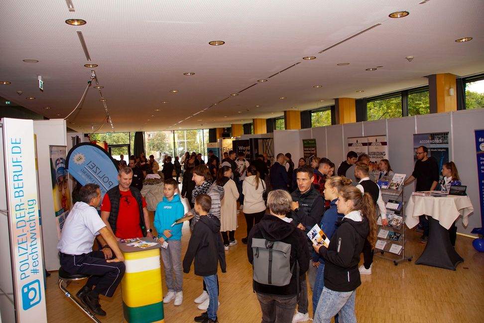 Guter Besuch, gute Gespräche: Die Azubi-Messe der SZ/BZ in der Böblinger Kongresshalle. Bild: Dettenmeyer