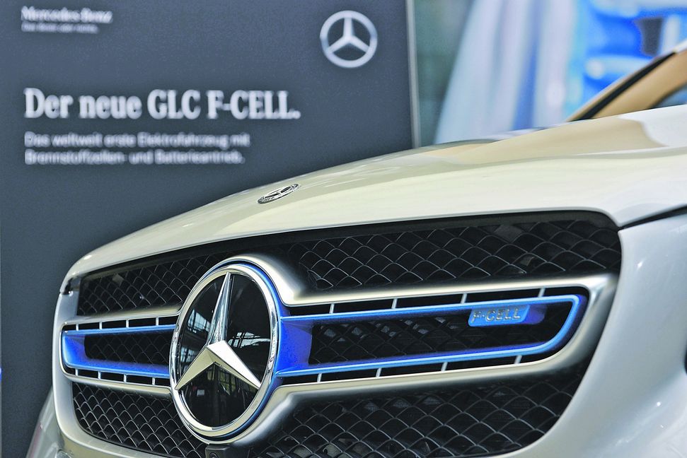 Der Mercedes-Benz GLC F-Cell verfügt sowohl über Brennstoffzellen- als auch über Batterieantrieb. Das Fahrzeug „tankt“ außer Strom auch reinen Wasserstoff. Bild: z