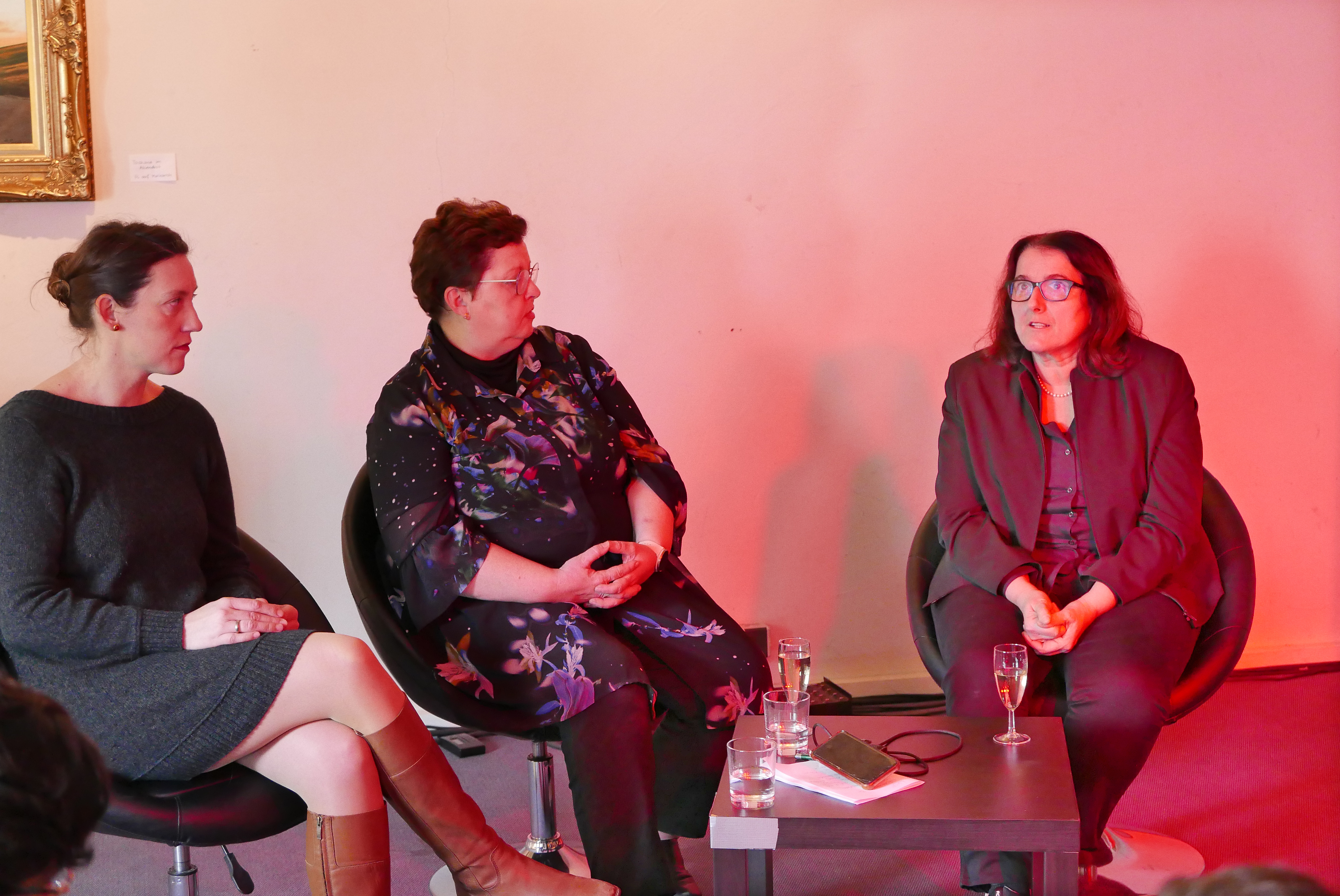Kleine Talkrunde nach der Verleihung: (von links) Dr. Dorothea Kliche-Behnke, frauenpolitische Sprecherin der SPD Landtagsfraktion und der stellvertretende  Vorsitzende, dazu stellvertretenbde SPD-Landevorsitzende, Pfarrerin und SPD-Stadträtin Gerlinde Feine, Monika Becker, Preistärgerin und Leiterin von Leitung von thamar und der Amila - Beratungsstelle bei Häuslicher Gewalt in Böblingen. Bild: Jung