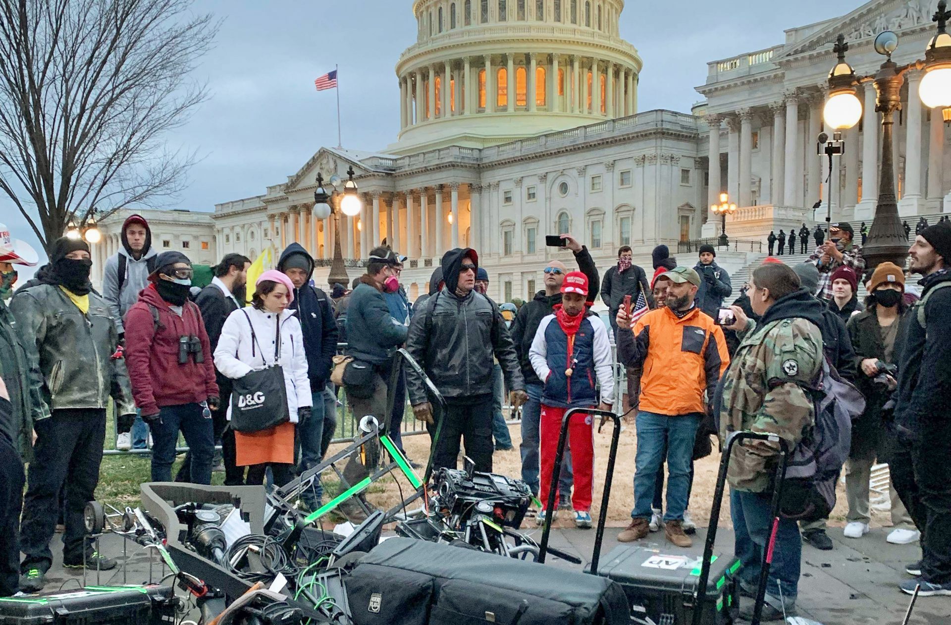 Ein Zeichen ihrer Missachtung traditioneller Medien: Radikale Trump-Anhänger haben vor dem Kapitol die Ausrüstung eines Fernsehteams zerstört.