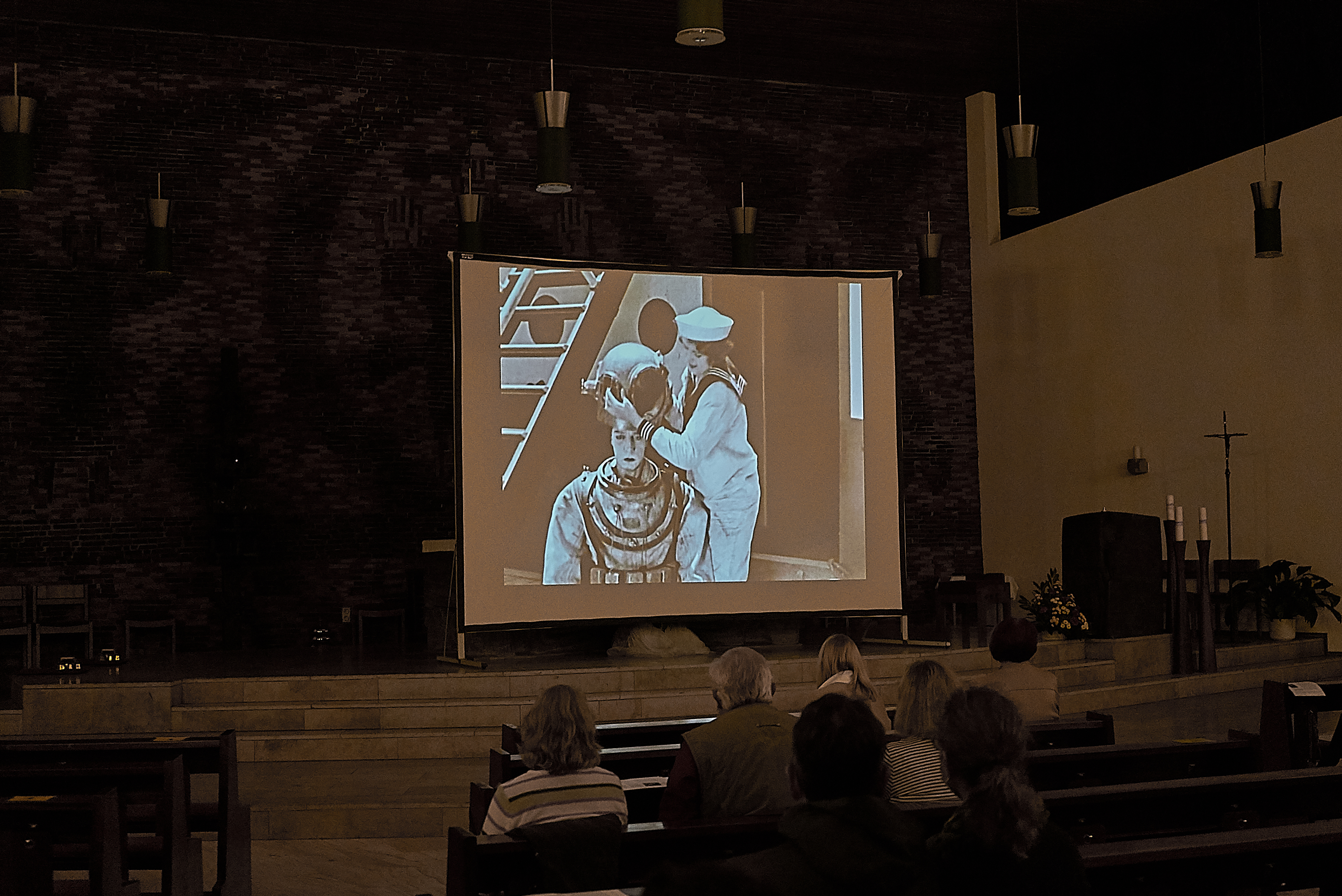 Der Stummfilm "Der Navigator" mit Buster Keaton in der Sindelfinger Kirche St. Maria.    Bild: Heiden