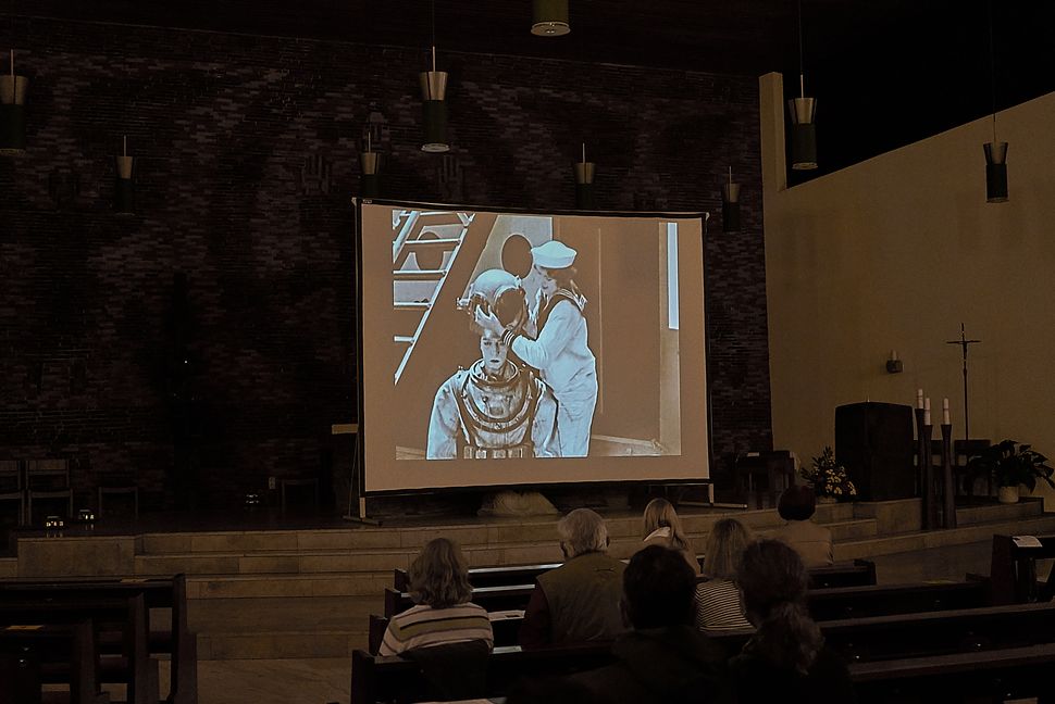 Der Stummfilm "Der Navigator" mit Buster Keaton in der Sindelfinger Kirche St. Maria.    Bild: Heiden