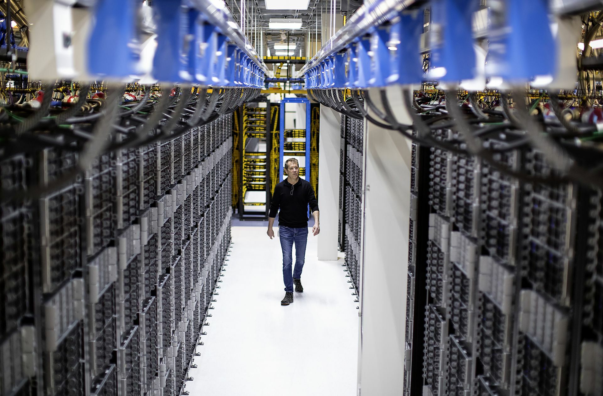 Ein Cloud-Rechenzentrum von Microsoft: Mercedes-Benz  transferiert   sämtliche Daten, die schon heute in seinen  Produktionshallen und Logistikprogrammen anfallen, zentral in die Cloudspeicher von Microsoft.