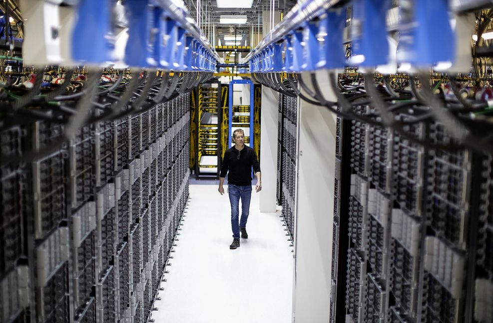 Ein Cloud-Rechenzentrum von Microsoft: Mercedes-Benz  transferiert   sämtliche Daten, die schon heute in seinen  Produktionshallen und Logistikprogrammen anfallen, zentral in die Cloudspeicher von Microsoft.